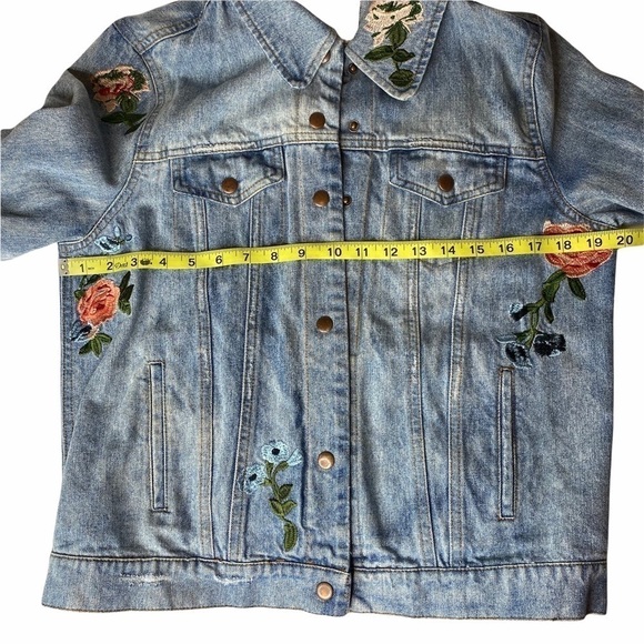 Olivaceous Floral EmbroideredDenim Jacket. Size M - Picture 7 of 7